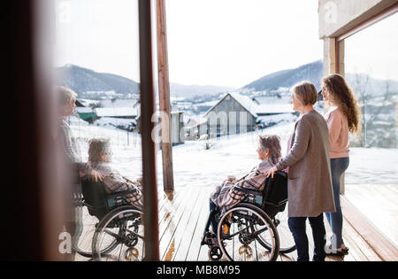 Ein junges Mädchen mit Mutter und Großmutter zu Hause. Stockfoto