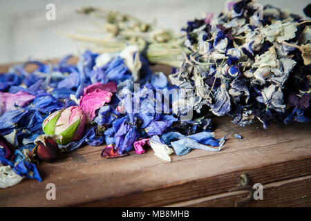 Getrocknete Blumen Bouquet auf hölzernen Kasten Stockfoto