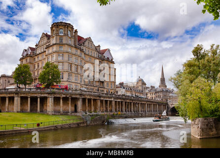 Badewanne, Großbritannien - 11.Juni 2013: Blick auf das Empire Hotel in der Nähe von Pulteney Bridge mit der Kolonnade unter Newmarket Zeile und der pulteney Wehr auf den Fluss Avon Stockfoto