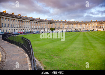 Badewanne, Großbritannien - 11.Juni 2013: Blick auf den Royal Crescent, einer Reihe von 30 Reihenhäusern in einer geschwungenen Crescent, eines der bedeutendsten Beispiele für Geo Stockfoto