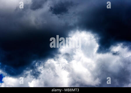 Dark storm Cloud mit Sonne am blauen Himmel im Sommer Tag Stockfoto