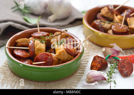 Warme spanische Snack: geschmortes Schweinefilet mit gebratenen Scheiben Chorizo Paprika Würstchen Stockfoto