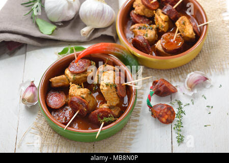 Warme spanische Snack: geschmortes Schweinefilet mit gebratenen Scheiben Chorizo Paprika Würstchen Stockfoto