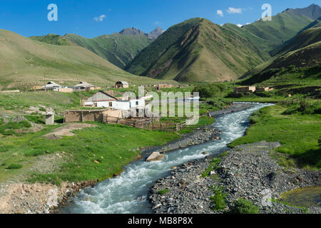 Siedlung entlang einer mountain river, Naryn Schlucht, der naryn Region, Kirgisistan Stockfoto