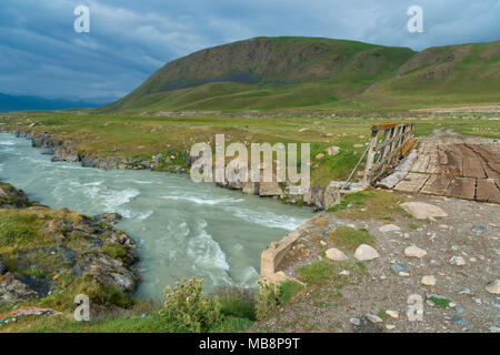 Hölzerne Brücke über einen Fluss, Schlucht, der naryn Region Naryn, Kirgisistan Stockfoto