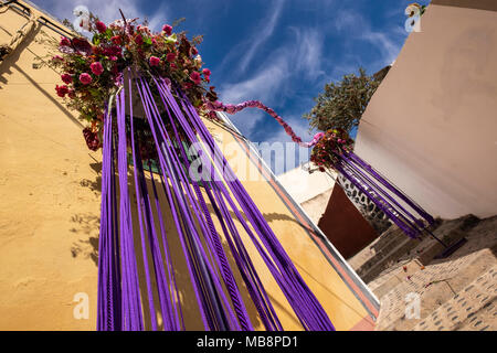 Anzeige von floralen skulpturale Installationen, Pascua Florida, blumige Ostern, in den Straßen von El Gastor installiert die verschiedenen signi zu vertreten Stockfoto