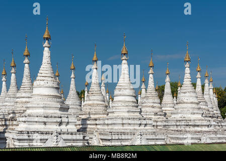 Reihe der weißen Stupas an Sandamuni Pagode, Mandalay, Burma (Myanmar) Stockfoto