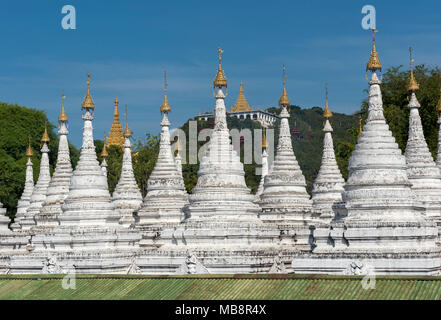 Reihe der weißen Stupas an Sandamuni Pagode, Mandalay, Burma (Myanmar) Stockfoto