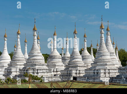 Reihe der weißen Stupas an Sandamuni Pagode, Mandalay, Burma (Myanmar) Stockfoto