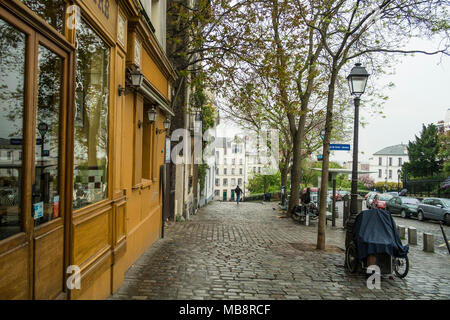 Die Straßen von Montmartre auf die Basilika des Heiligen Herzen von Paris in Frankreich Stockfoto