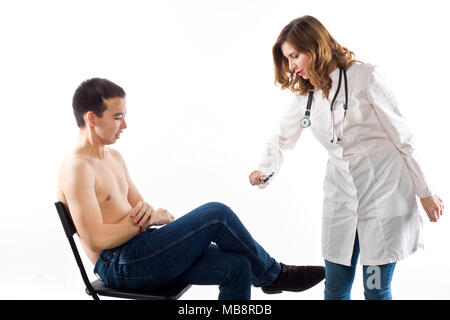 Mädchen Arzt prüft eine nervöse Reflex bei einem Patienten der Ostasiatischen aussehen (auf Weiß isoliert) Stockfoto