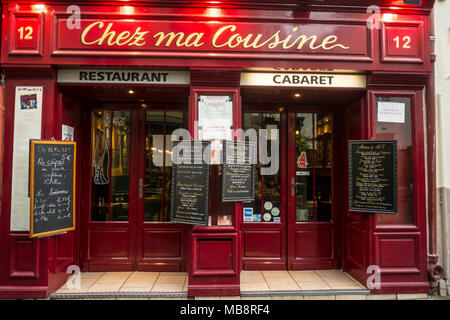 Das Restaurant Chez Ma Cousine und Kabarett ist ein typisches Pariser Kabarett in Montmartre. Es hat seinen Betrieb seit 1928. Stockfoto