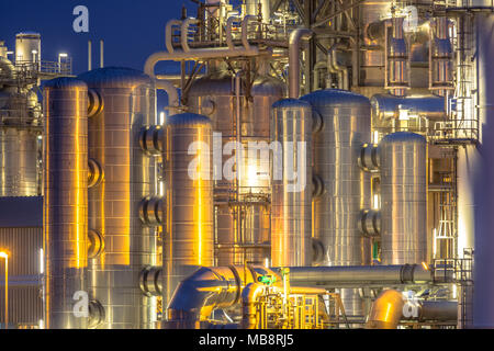 Chemische Industrie detail installation Hintergrund in der Nacht. In der Petrochemie, in der Nähe der Fabrik. Stockfoto