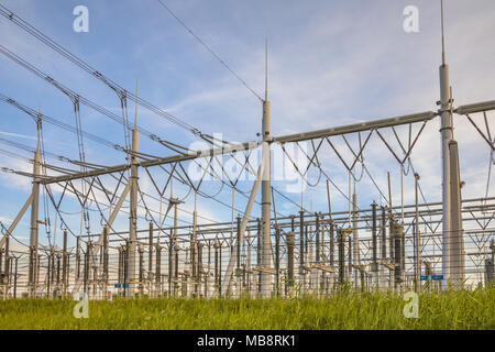 Ultra moderne High voltage Transformation power station für elektrische Industrie mit mehreren Transformatoren und Isolatoren Stockfoto