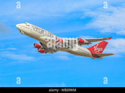 Jungfrau 747-400 und Easyjet Airbus. Stockfoto