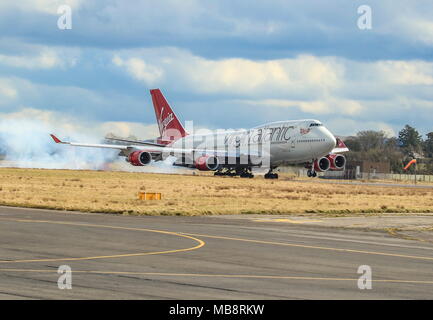 Jungfrau 747-400 und Easyjet Airbus. Stockfoto