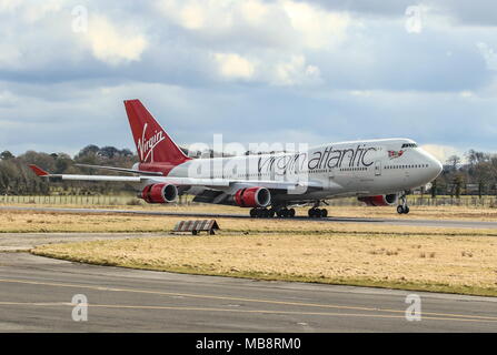 Jungfrau 747-400 und Easyjet Airbus. Stockfoto