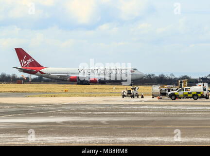 Jungfrau 747-400 und Easyjet Airbus. Stockfoto