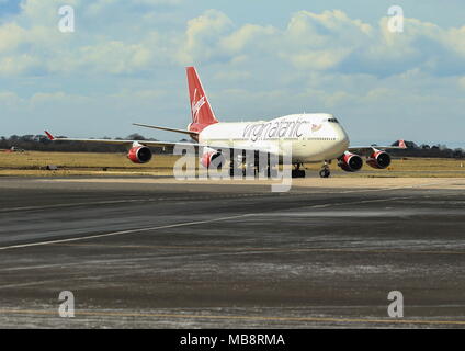 Jungfrau 747-400 und Easyjet Airbus. Stockfoto