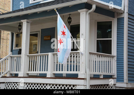 Chicago Bewohner sind stolz auf ihre Stadt und häufig fliegen Es kultige Flagge aus ihren Häusern. Stockfoto