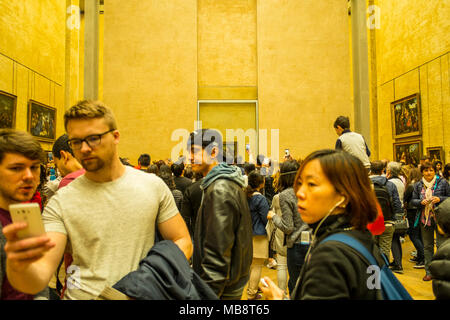 Touristen, die versuchen, einen Blick von Leonardo Da Vincis Mona Lisa im Louvre Museum, Frankreich zu bekommen Stockfoto