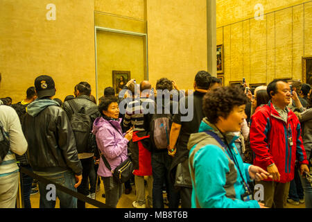 Touristen, die versuchen, einen Blick von Leonardo Da Vincis Mona Lisa im Louvre Museum, Frankreich zu bekommen Stockfoto