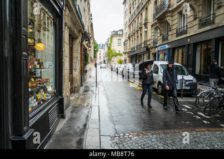 Ein Mann und eine Frau über die Straße in einem typischen eleganten Pariser Straße... Stockfoto