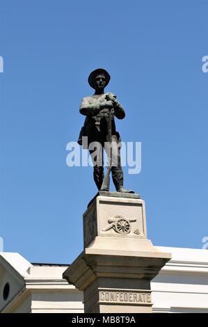 Statue eines Konföderierten Soldaten steht vor der Hinds County Court House in Raymond, Mississippi. Stockfoto