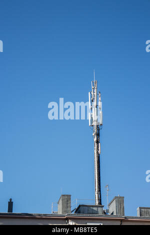 Mobiltelefon drahtlose Kommunikation GSM-Basisstation auf Hausdach, kopieren Raum Stockfoto