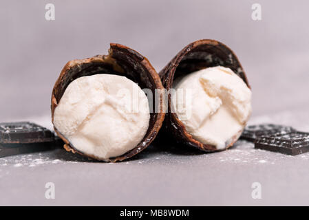 Eis in einem Horn mit Schokolade Stockfoto
