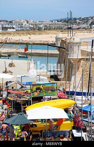 Ansicht der Ponta da Bandeira Fort mit bürgersteig ein Wassersport im Vordergrund Zentrum und Touristen, die Einstellung, Lagos, Algarve, P Stockfoto