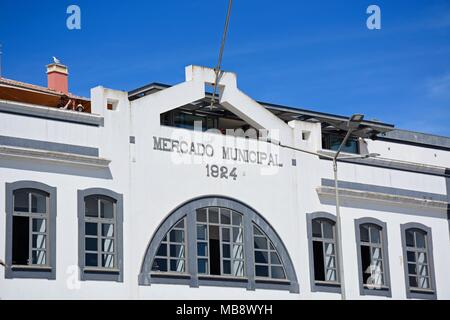 Blick auf den Städtischen Markt entlang der Avenida dos Descobrimentos, Lagos, Algarve, Portugal, Europa. Stockfoto