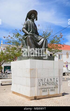 Statue von Infante Dom Henrique (Prince Henry) auf dem Marktplatz, Lagos, Algarve, Portugal, Europa. Stockfoto