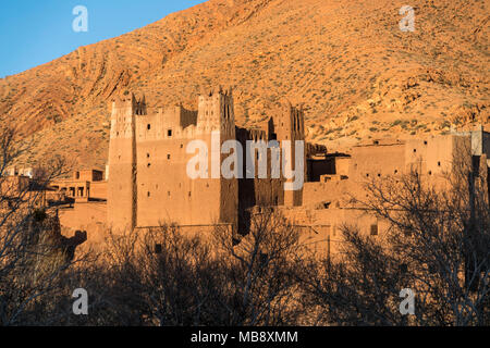 Kasbah im Dadestal bei Ait Arbi, Boumalne, Königreich Marokko, Afrika | Kasbah in die Dades-schlucht in Ait Arbi, Boumalne, Königreich Marokko, Afrika Stockfoto