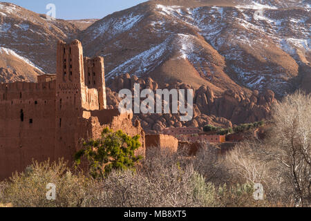 Kasbah im Dadestal bei Ait Arbi, Boumalne, Königreich Marokko, Afrika | Kasbah in die Dades-schlucht in Ait Arbi, Boumalne, Königreich Marokko, Afrika Stockfoto