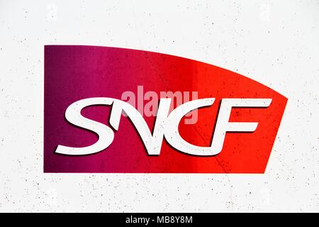 Warten auf die TER Zug entlang der Dock, Grenoble SNCF-Station, Auvergne Region Rhône-Alpes, und das Logo der SNCF, National Railway Company. Grenoble Stockfoto