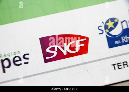 Warten auf die TER Zug entlang der Dock, Grenoble SNCF-Station, Auvergne Region Rhône-Alpes, und das Logo der SNCF, National Railway Company. Grenoble Stockfoto