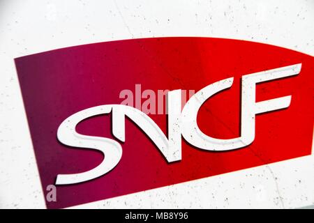 Warten auf die TER Zug entlang der Dock, Grenoble SNCF-Station, Auvergne Region Rhône-Alpes, und das Logo der SNCF, National Railway Company. Grenoble Stockfoto