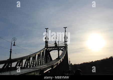 Sonne hinter der Budapester Freiheitsbrücke Stockfoto