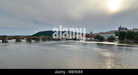 Moldau, die Karlsbrücke und die Burg in einem bewölkten Tag. Prag. Der Tschechischen Republik Stockfoto