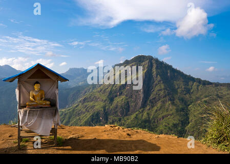 Horizontale Ansicht des Buddha Schrein an der Spitze von Little Adam's Peak in Ella, Sri Lanka. Stockfoto