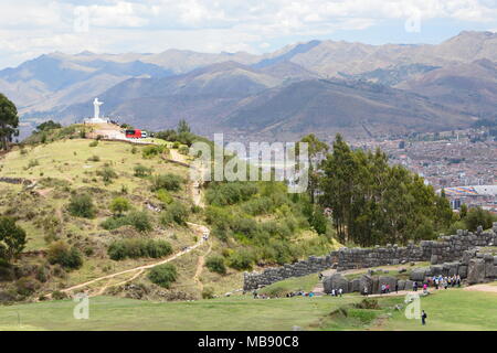 Cristo Blanco Hill und Saqsaywaman Inkastätte. Cuzco. Peru Stockfoto