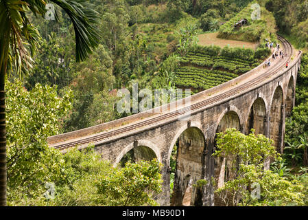 Horizontale Ansicht der Leute auf die Tracks mit neun Bögen der Brücke in der Nähe von Ella, Sri Lanka. Stockfoto
