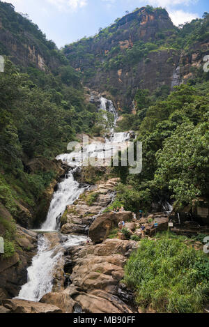 Vertikale Ansicht von Ravana fällt in Ella, Sri Lanka. Stockfoto