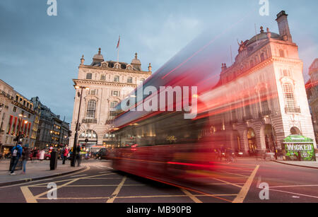 London, England - 19. März 2018: die Nacht Szene aus dem berühmten London Piccadilly Circus Square im Zentrum von London mit Autos und Busse col Stockfoto