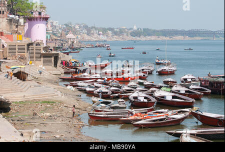 Varanasi, Indien - 12. März 2017: Menschen und bunte Boote am Ufer des Flusses Ganges in Varanasi Stadt die heilige Stadt von Indien Stockfoto
