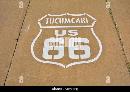 66 Zeichen auf der Straße in Tucumcari lackiert Route Stockfoto