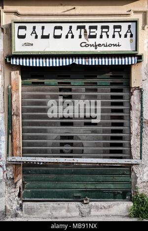 PALERMO - 10. Juni: ein verlassenes Shop in den Straßen der Altstadt, Palermo, Italien, Juni 10,2013. Stockfoto