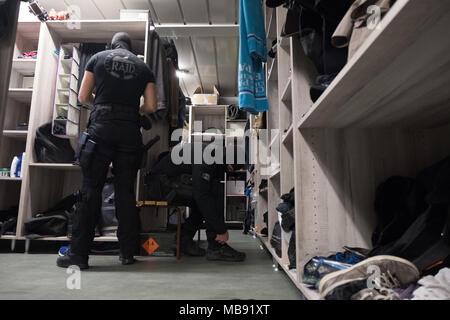 RAID (Elite Polizei, Spezialeinheiten) Züge mit Sitz in Toulouse. Sie Schulen einschließlich Schießen, Sport, Kampfsport, sowie eine taktische Ausbildung, tauchen Sie in Situationen, in Wirklichkeit schließen. Le RAID (Unite de Police d'Elite Forces Spéciales) s'Entraine einen Sohn Siège de Toulouse. Ils s'entrainent unter anderem aux tirs, Sport, Sport de combat, ainsi qu'un entrainement tactique réelles des vorgefundenen Bedingungen. Stockfoto