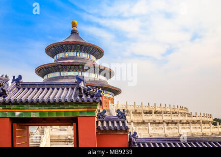 Halle des Gebetes für eine gute Ernte mit Eingangstor im Vordergrund, Tempel des Himmels Museum Complex, Peking, China Stockfoto